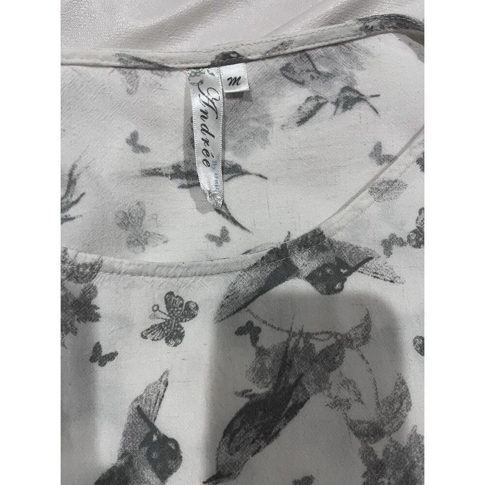 Andree By Unit Cream Gray Butterfly Hummingbird Peplum Top Flutter Sleeves M - Picture 8 of 8